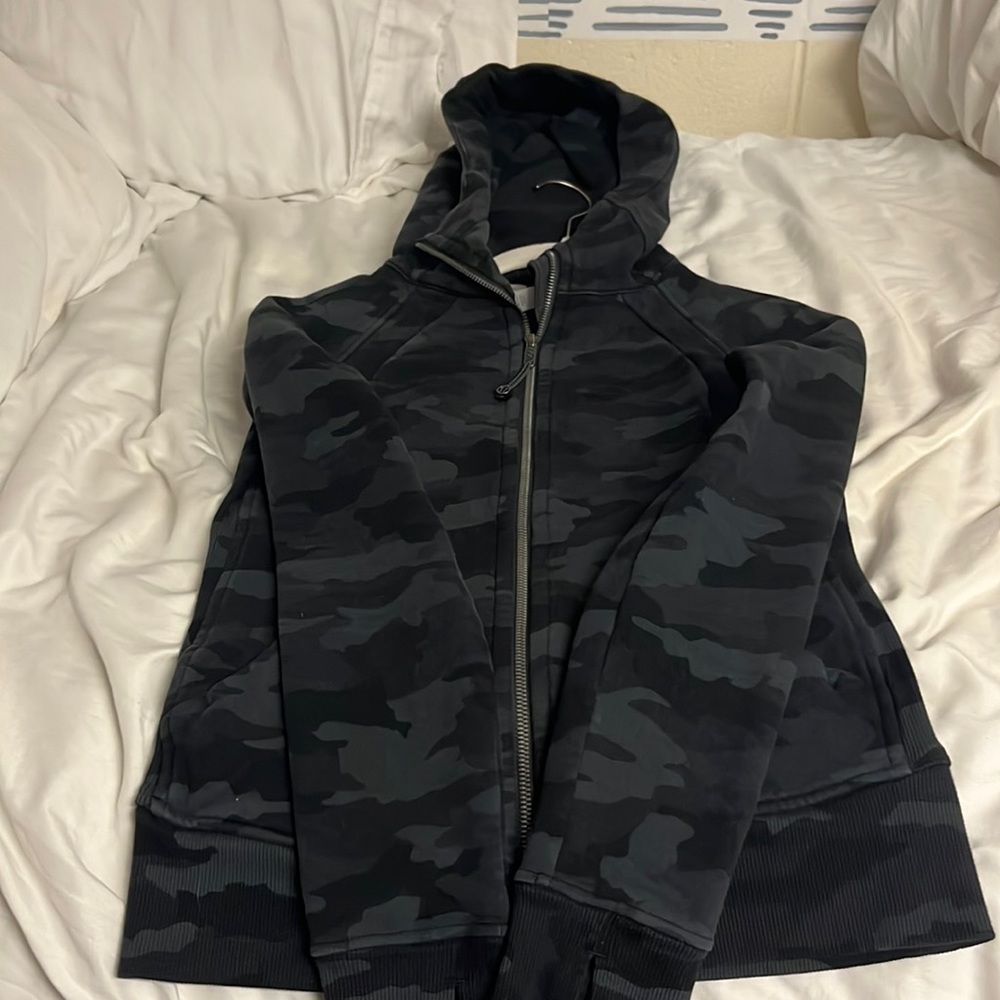 Lululemon full zip Scooba black army size 4.